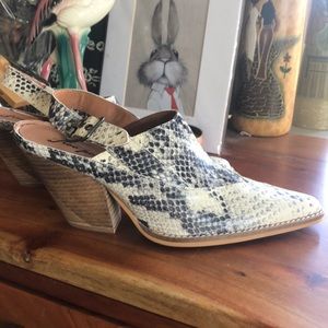 Free People leather snake GORGEOUS mule shoe